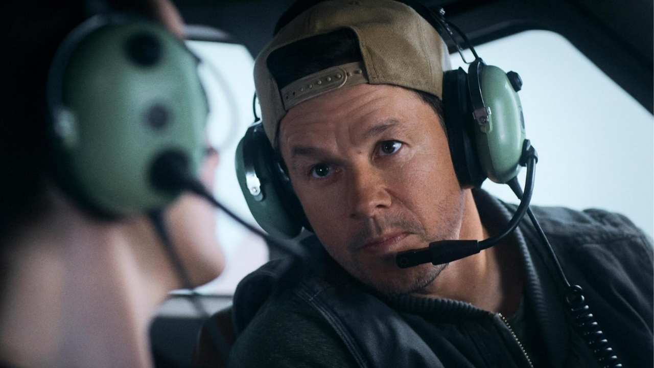 Mark Wahlberg and Michelle Dockery in Flight Risk (2025).