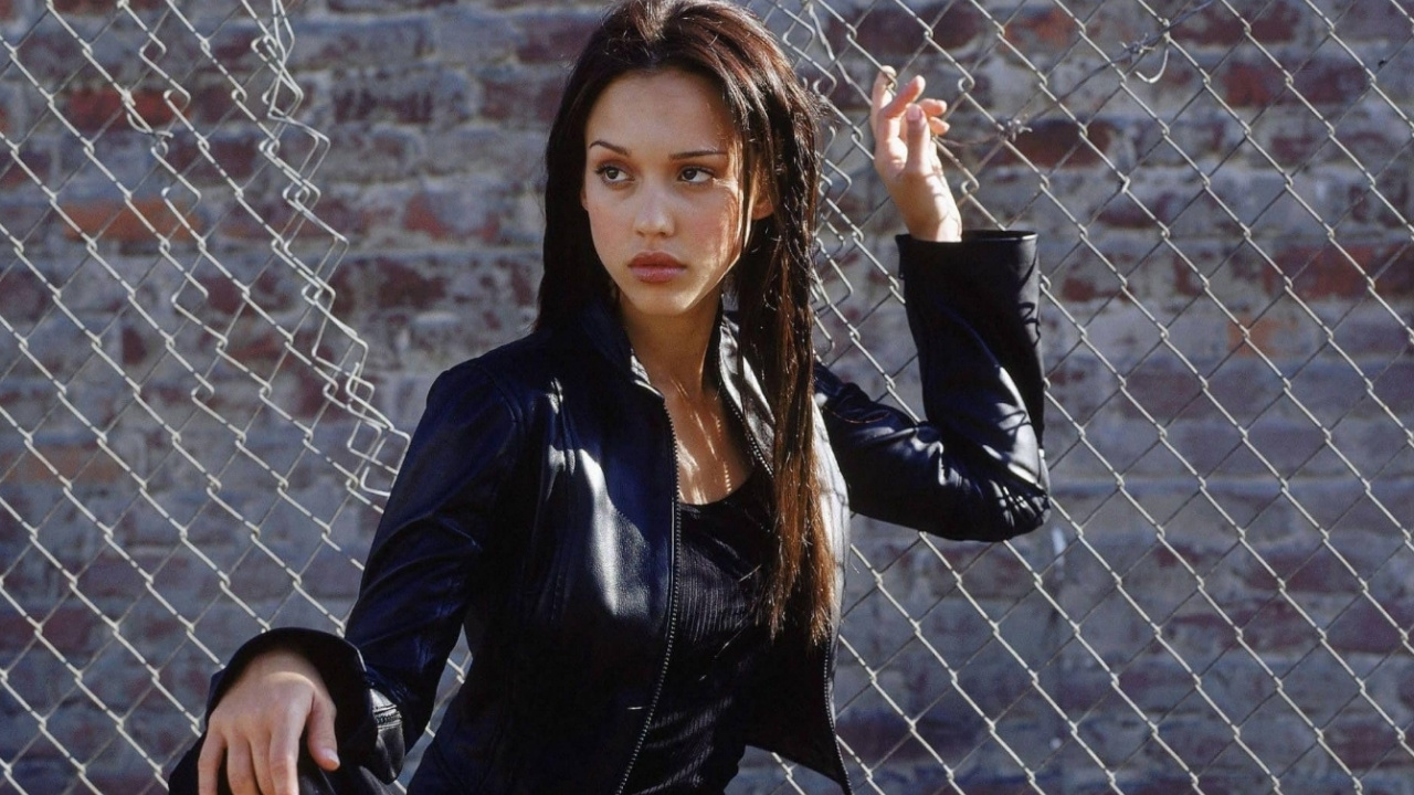 Jessica Alba in Dark Angel (2000).