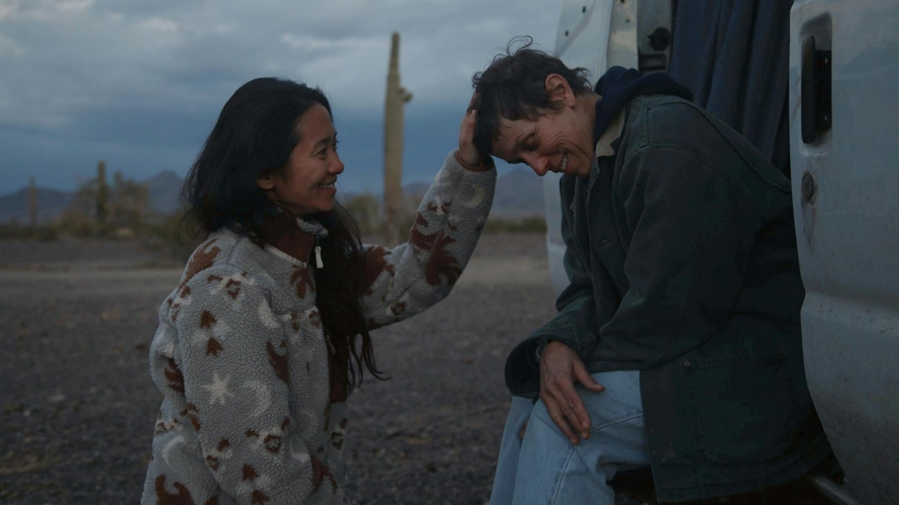 Frances McDormand and Chloé Zhao in Nomadland (2020).