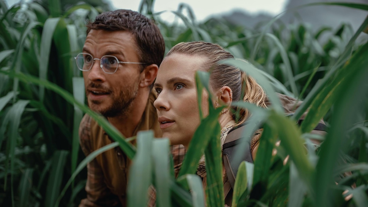 Jonathan Bailey and Scarlett Johansson in Jurassic World: Rebirth (2025)