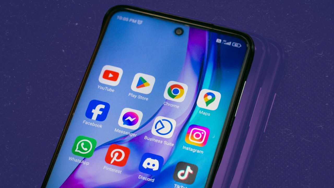 A close-up on smartphone with social media apps installed, including Discord. | Outrun Gaming